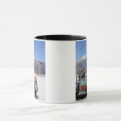 Alter LKW, der auf dem Gebiet sitzt Tasse (Zentrum)
