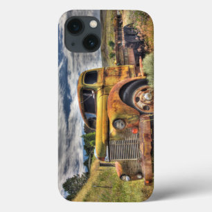 Alter LKW verlassen auf dem Gebiet iPhone 13 Hülle