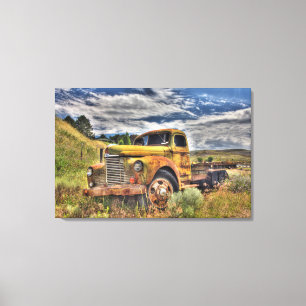 Alter LKW verlassen auf dem Gebiet Leinwanddruck