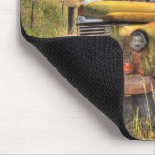 Alter LKW verlassen auf dem Gebiet Mousepad (Ecke)