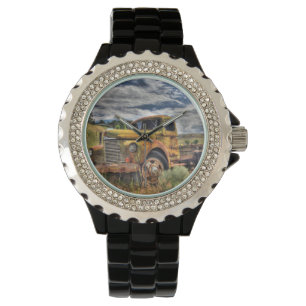 Alter LKW, verlassen auf einem Feld Armbanduhr