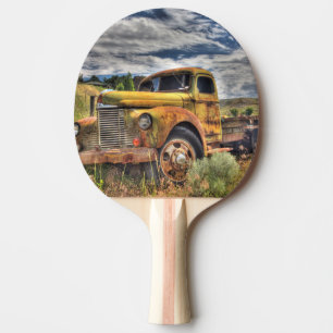 Alter LKW, verlassen auf einem Feld Tischtennis Schläger