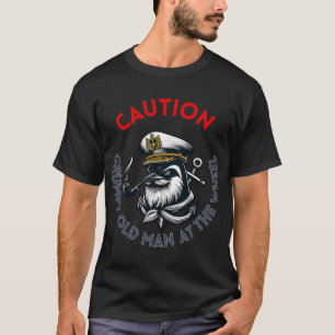 Alter Mann am Steuer, Cartoon-Seemann-Pinguin mit T-Shirt