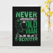 Alter Mann auf E-Roller Karte (Gelbe Blume)