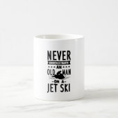 Alter Mann auf Jet Ski Kaffeetasse (Mittel)
