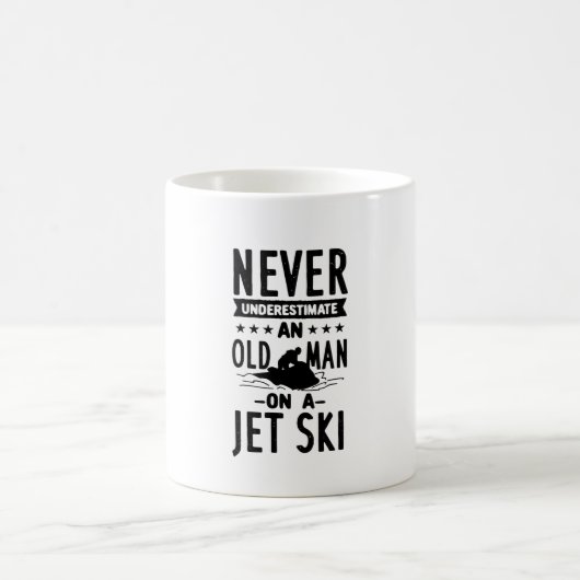 Alter Mann auf Jet Ski Kaffeetasse (Mittel)