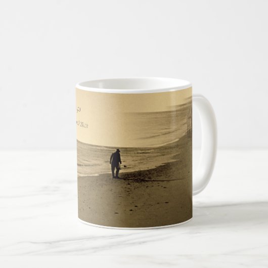alter Mann auf Strand-Tasse Kaffeetasse (VorderseiteRechts)