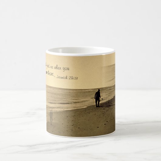 alter Mann auf Strand-Tasse Kaffeetasse (Mittel)