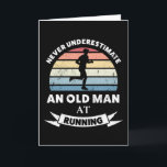 Alter Mann bei Running Funny Runner-Geschenk-Vater Karte<br><div class="desc">Unterschätze nie einen alten Mann beim Laufen. Dieses lustige Geschenk ist ideal für Männer,  die Liebe zu laufen,  Marathons & Joggen. Erhalten Sie es als Weihnachten,  Geburtstag oder Vatertagsgeschenke für Ihren Ehemann oder Vater.</div>