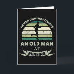 Alter Mann bei Running Funny Runner Vater Geschenk Karte<br><div class="desc">Unterschätze nie einen alten Mann beim Laufen. Dieses lustige Geschenk ist ideal für Männer,  die Liebe zu laufen,  Marathons & Joggen. Erhalten Sie es als Weihnachten,  Geburtstag oder Vatertagsgeschenke für Ihren Ehemann oder Vater.</div>