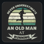 Alter Mann bei Running Funny Runner Vater Geschenk Quadratischer Aufkleber<br><div class="desc">Unterschätze nie einen alten Mann beim Laufen. Dieses lustige Geschenk ist ideal für Männer,  die Liebe zu laufen,  Marathons & Joggen. Erhalten Sie es als Weihnachten,  Geburtstag oder Vatertagsgeschenke für Ihren Ehemann oder Vater.</div>