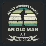 Alter Mann bei Running Funny Runner Vater Geschenk Quadratischer Aufkleber<br><div class="desc">Unterschätze nie einen alten Mann beim Laufen. Dieses lustige Geschenk ist ideal für Männer,  die Liebe zu laufen,  Marathons & Joggen. Erhalten Sie es als Weihnachten,  Geburtstag oder Vatertagsgeschenke für Ihren Ehemann oder Vater.</div>
