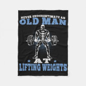 Alter Mann beim Heben des Gewichts trainiert Fitne Fleecedecke (Vorderseite)