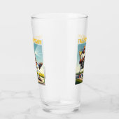 Alter Mann bewässert Rasen Glas (Rechts)