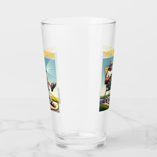 Alter Mann bewässert Rasen Glas (Rechts)