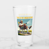 Alter Mann bewässert Rasen Glas (Vorderseite)