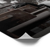 Alter Mann, der allein in der gotischen Kirche bet Poster (Ecke)