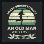 Alter Mann, der Lieben, die ein lustiges Vater-Ges Quadratischer Aufkleber<br><div class="desc">Unterschätze niemals einen alten Mann,  der Lieben läuft. Dieses lustige Geschenk ist ideal für Männer,  die Liebe zu laufen,  Marathons & Joggen. Erhalten Sie es als Weihnachten,  Geburtstag oder Vatertagsgeschenke für Ihren Ehemann oder Vater.</div>