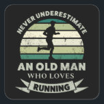 Alter Mann, der Lieben, die ein lustiges Vater-Ges Quadratischer Aufkleber<br><div class="desc">Unterschätze niemals einen alten Mann,  der Lieben läuft. Dieses lustige Geschenk ist ideal für Männer,  die Liebe zu laufen,  Marathons & Joggen. Erhalten Sie es als Weihnachten,  Geburtstag oder Vatertagsgeschenke für Ihren Ehemann oder Vater.</div>