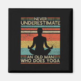 Alter Mann, der Yoga macht Yoga-Vater und Opa Magnet