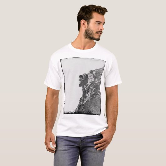 Alter Mann im T - Shirt (Vorne ganz)