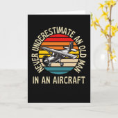 Alter Mann in einem lustigen Flugzeug Karte (Gelbe Blume)