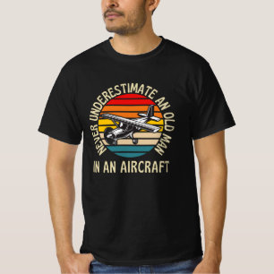 Alter Mann in einem lustigen Flugzeug T-Shirt