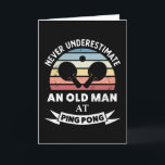 Alter Mann in Ping Pong Funny Tischtennis Geschenk Karte<br><div class="desc">Unterschätze niemals einen Alten beim Ping Pong. Ein lustiges Geschenk für Männer,  die Tischtennis,  Whiff Whaff & Sport Liebe. Erhalten Sie es als Weihnachten,  Geburtstag oder Vatertagsgeschenke für Ihren Ehemann oder Vater.</div>