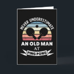 Alter Mann in Ping Pong Funny Tischtennis Geschenk Karte<br><div class="desc">Unterschätze niemals einen Alten beim Ping Pong. Ein lustiges Geschenk für Männer,  die Tischtennis,  Whiff Whaff & Sport Liebe. Erhalten Sie es als Weihnachten,  Geburtstag oder Vatertagsgeschenke für Ihren Ehemann oder Vater.</div>