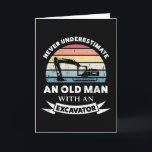 Alter Mann mit Ausgrabungsgraben Funny Gift Vater Karte<br><div class="desc">Unterschätze niemals einen Alten mit einem Bagger. Ein lustiges Geschenk für Männer,  die Lieben graben an Baustellen. Erhalten Sie es als Weihnachten,  Geburtstag oder Vatertagsgeschenke für Ihren Ehemann oder Vater.</div>