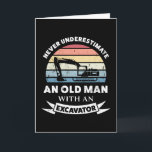 Alter Mann mit Ausgrabungsgraben Funny Gift Vater Karte<br><div class="desc">Unterschätze niemals einen Alten mit einem Bagger. Ein lustiges Geschenk für Männer,  die Lieben graben an Baustellen. Erhalten Sie es als Weihnachten,  Geburtstag oder Vatertagsgeschenke für Ihren Ehemann oder Vater.</div>