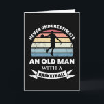Alter Mann mit Basketball Funny Gift Vater Karte<br><div class="desc">Unterschätze niemals einen Alten mit einem Basketball. Dieses lustige Geschenk ist ideal für Männer,  die Liebe Hoops,  Basketball & Sport. Erhalten Sie es als Weihnachten,  Geburtstag oder Vatertagsgeschenke für Ihren Ehemann oder Vater.</div>