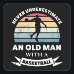 Alter Mann mit Basketball Funny Gift Vater Quadratischer Aufkleber<br><div class="desc">Unterschätze niemals einen Alten mit einem Basketball. Dieses lustige Geschenk ist ideal für Männer,  die Liebe Hoops,  Basketball & Sport. Erhalten Sie es als Weihnachten,  Geburtstag oder Vatertagsgeschenke für Ihren Ehemann oder Vater.</div>