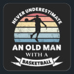 Alter Mann mit Basketball Funny Gift Vater Quadratischer Aufkleber<br><div class="desc">Unterschätze niemals einen Alten mit einem Basketball. Dieses lustige Geschenk ist ideal für Männer,  die Liebe Hoops,  Basketball & Sport. Erhalten Sie es als Weihnachten,  Geburtstag oder Vatertagsgeschenke für Ihren Ehemann oder Vater.</div>