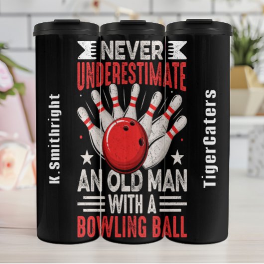 Alter Mann mit Bowling Ball Thermosbecher
