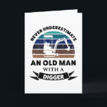 Alter Mann mit Digger Funny Gift Vater Karte<br><div class="desc">Unterschätze niemals einen Alten mit einem Digger. Ein lustiges Geschenk,  ideal für Männer,  die Lieben Bagger,  Graben an Baustellen. Erhalten Sie es als Weihnachten,  Geburtstag oder Vatertagsgeschenke für Ihren Ehemann oder Vater.</div>