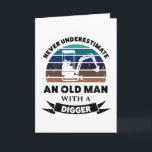 Alter Mann mit Digger Funny Gift Vater Karte<br><div class="desc">Unterschätze niemals einen Alten mit einem Digger. Ein lustiges Geschenk,  ideal für Männer,  die Lieben Bagger,  Graben an Baustellen. Erhalten Sie es als Weihnachten,  Geburtstag oder Vatertagsgeschenke für Ihren Ehemann oder Vater.</div>