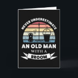 Alter Mann mit einem Broom Funny Clearing Geschenk Karte<br><div class="desc">Unterschätze niemals einen Alten mit einem Zimmer. Das schöne Geschenk für Männer,  die Liebe Reinigung,  Reinigung und Reinigung. Erhalten Sie es als Weihnachten,  Geburtstag oder Vatertagsgeschenke für Ihren Ehemann oder Vater.</div>