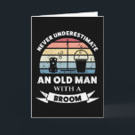 Alter Mann mit einem Broom Funny Clearing Geschenk Karte<br><div class="desc">Unterschätze niemals einen Alten mit einem Zimmer. Das schöne Geschenk für Männer,  die Liebe Reinigung,  Reinigung und Reinigung. Erhalten Sie es als Weihnachten,  Geburtstag oder Vatertagsgeschenke für Ihren Ehemann oder Vater.</div>