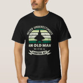 Alter Mann mit einem Fighter Jet Funny Airplane Ge T-Shirt (Vorderseite)