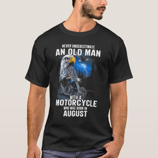 Alter Mann mit einem Motorrad, der im August Gebor T-Shirt (Vorderseite)