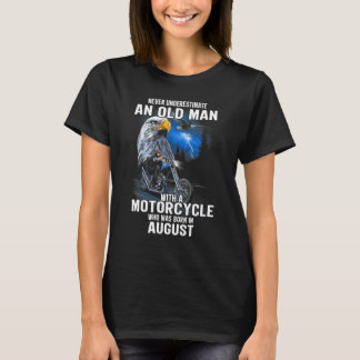 Alter Mann mit einem Motorrad, der im August gebor T-Shirt