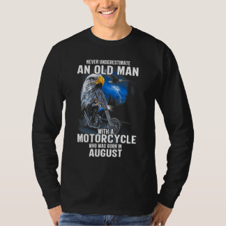 Alter Mann mit einem Motorrad, der im August gebor T-Shirt