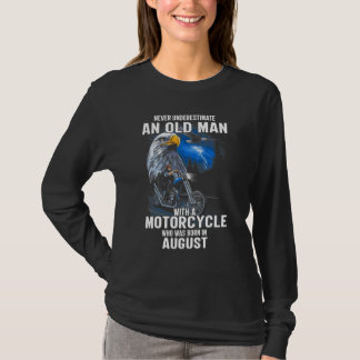 Alter Mann mit einem Motorrad, der im August gebor T-Shirt