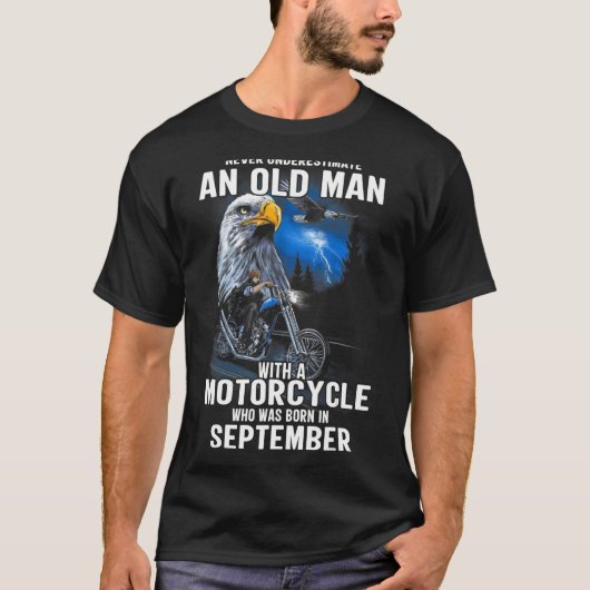 Alter Mann mit einem Motorrad, der im September Ge T-Shirt (Vorderseite)