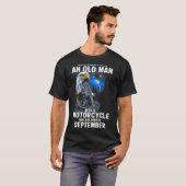 Alter Mann mit einem Motorrad, der im September Ge T-Shirt (Vorne ganz)