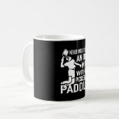 Alter Mann mit einem Paddel Kaffeetasse (Vorderseite Links)