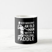 Alter Mann mit einem Paddel Kaffeetasse (Mittel)