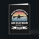 Alter Mann mit einem Rifle Funny Gun Gift Vater Karte<br><div class="desc">Unterschätze niemals einen Alten mit einem Gewehr. Das Geschenk ist ideal für Männer,  die eine Liebe gegen eine Waffe,  zweite Änderung & Militär schießen. Erhalten Sie es als Weihnachten,  Geburtstag oder Vatertagsgeschenke für Ihren Ehemann oder Vater.</div>