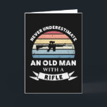 Alter Mann mit einem Rifle Funny Gun Gift Vater Karte<br><div class="desc">Unterschätze niemals einen Alten mit einem Gewehr. Das Geschenk ist ideal für Männer,  die eine Liebe gegen eine Waffe,  zweite Änderung & Militär schießen. Erhalten Sie es als Weihnachten,  Geburtstag oder Vatertagsgeschenke für Ihren Ehemann oder Vater.</div>